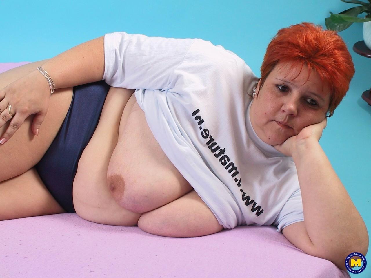 20P BBW amadora Dagmar libera seus peitos grandes e chupa um brinquedo monstro