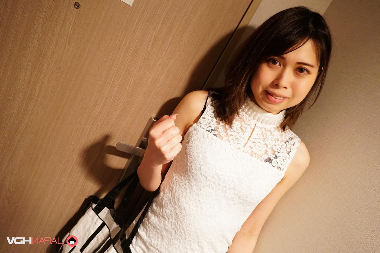 15P Das zierliche japanische Mädchen Miku schlägt nach einer Upskirt-Show die Beine übereinander