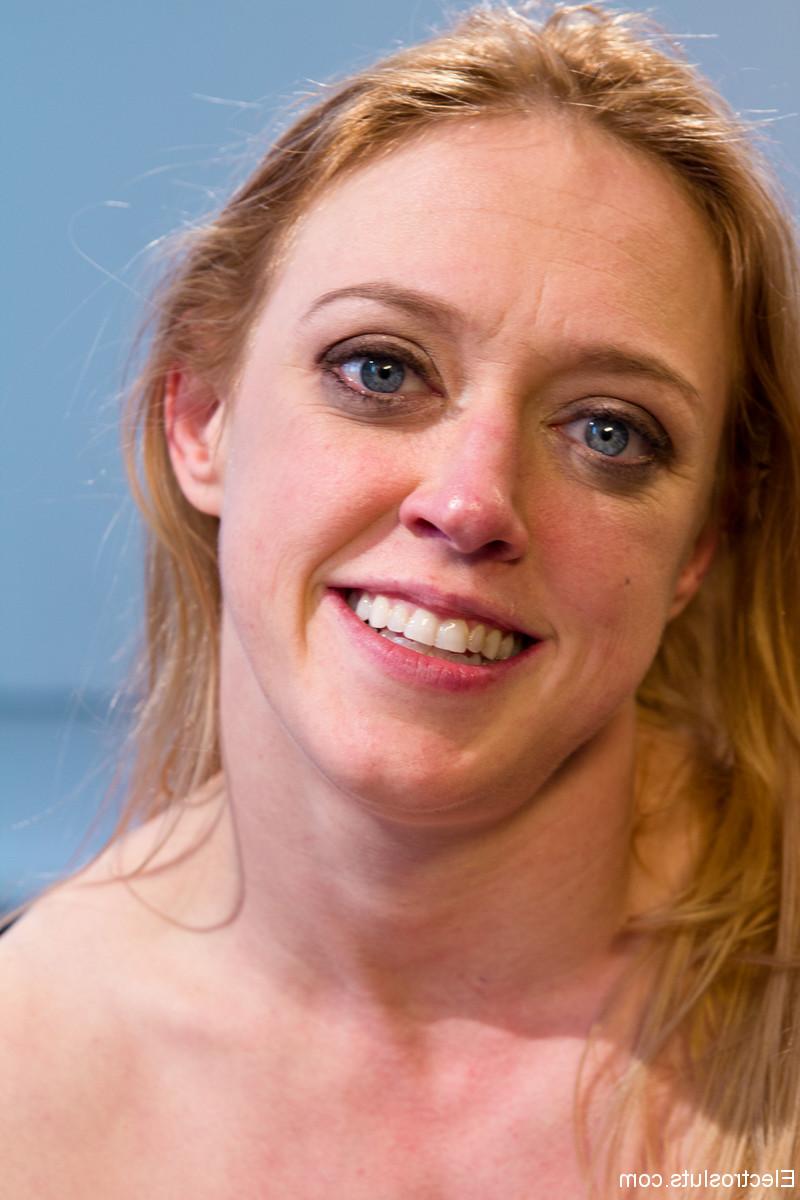17P La blonde perverse Lorelei Lee humilie une autre femme pendant un jeu électrique.