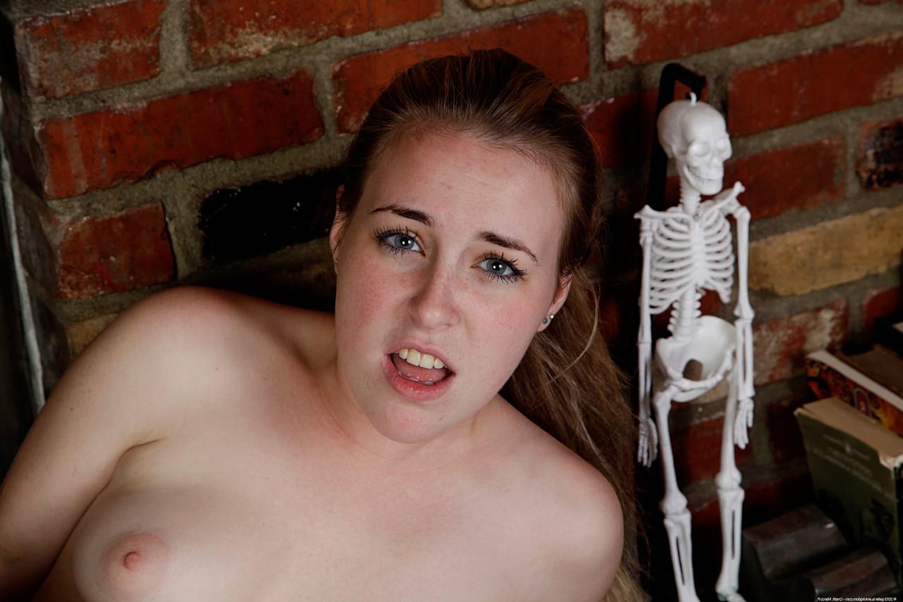 20P La pequeña Jessie Parker es desnudada y follada por su padrastro cachondo