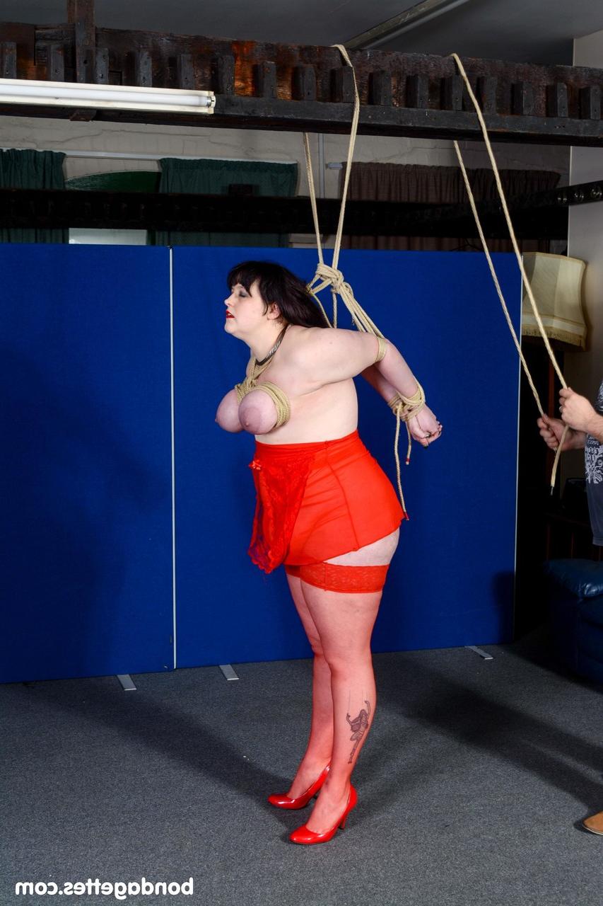 20P Chubby Slavegirl Emma tendo seus peitos grandes e braços amarrados por seu mestre