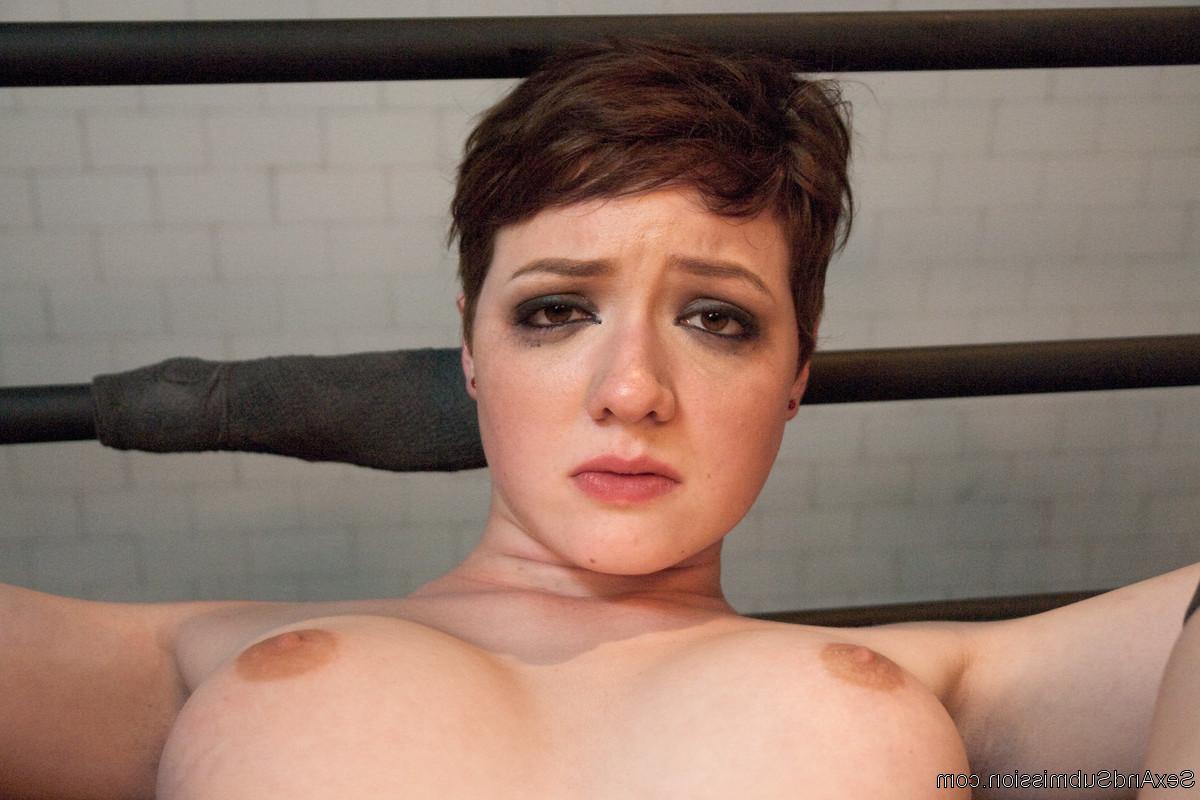 20P Morena de pelo corto Nora Belle esposada, embestida y puño en acción BDSM