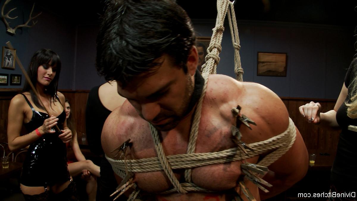 20P Herrin Aiden Starr und ihre Freundinnen spielen bei einem Domina-Gangbang mit einem stämmigen Kerl
