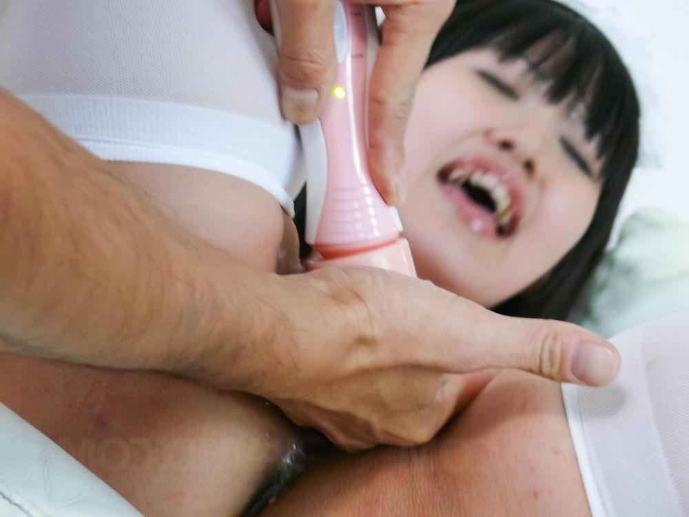 16P A empregada japonesa Kotomi Asakura se masturba em um sofá de uniforme