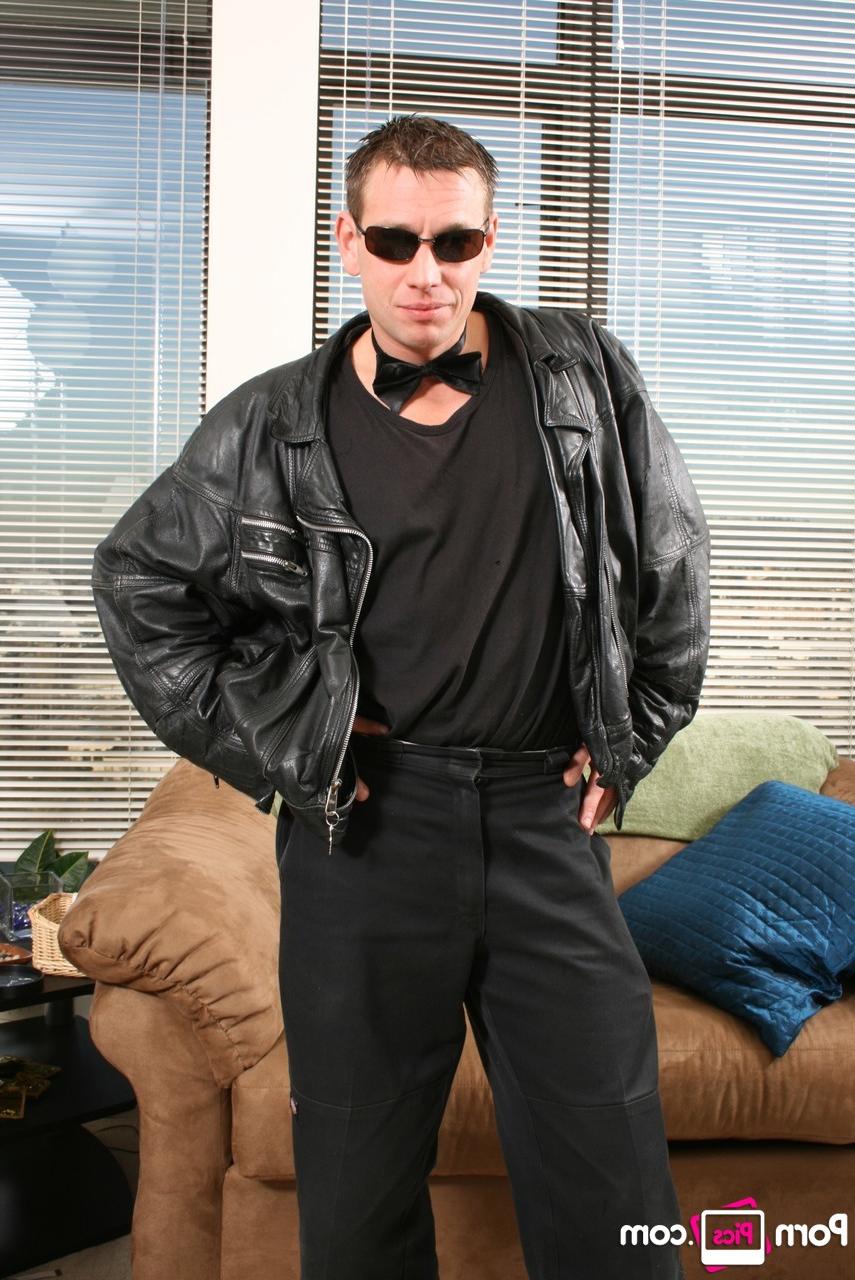 20P Gay amador gostoso Lexx tira sua roupa preta e esfrega seu pau gordo