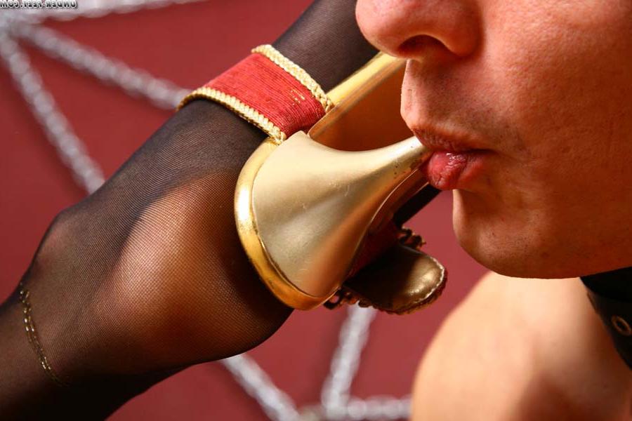 16P Les femmes dominantes demandent également à un esclave nu de leur sucer les talons et les orteils.