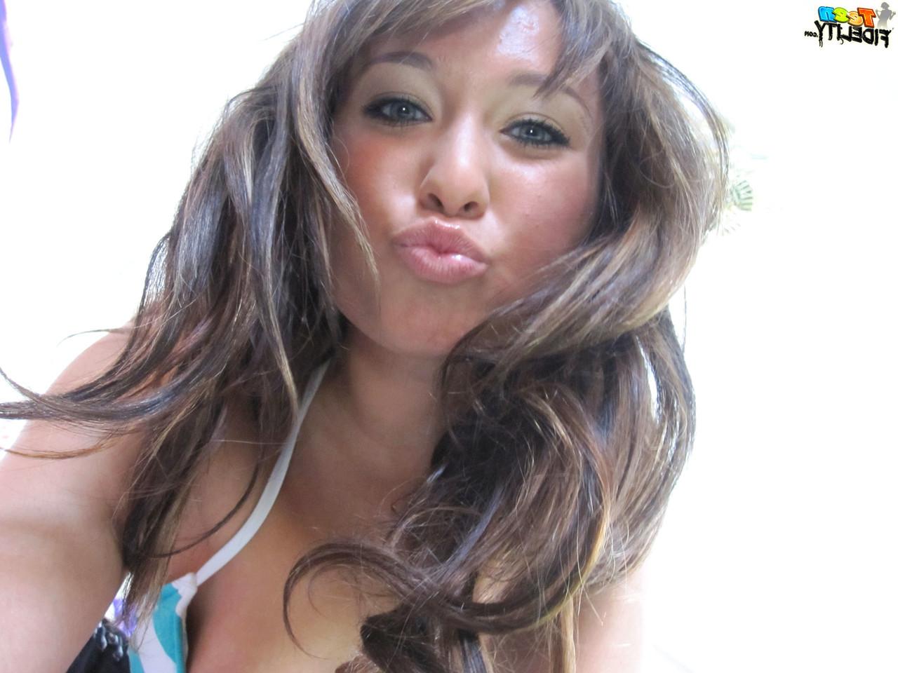 17P Jesse Jordan, une jeune bizarre en bikini, montre ses petits seins dans le lit.