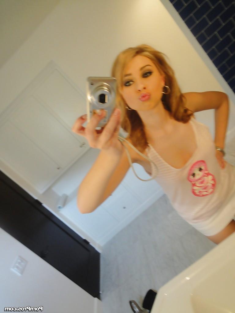 16P Sexy babe Molly Bennett stripping in the bath and picturing herself