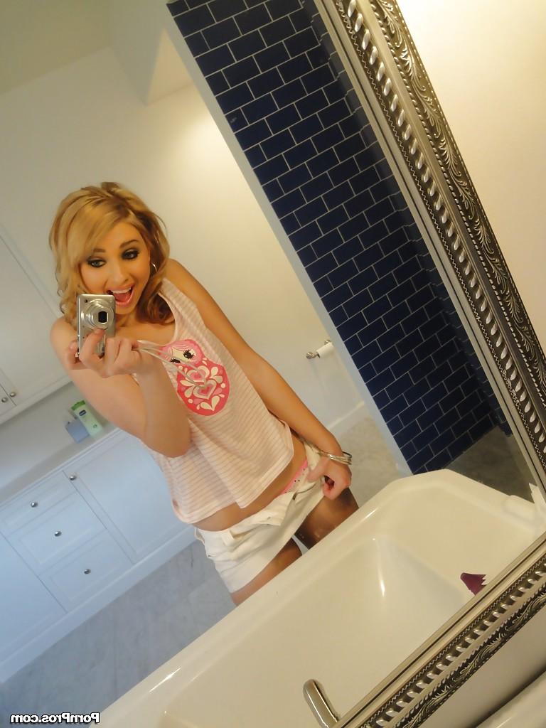 16P Sexy babe Molly Bennett stripping in the bath and picturing herself