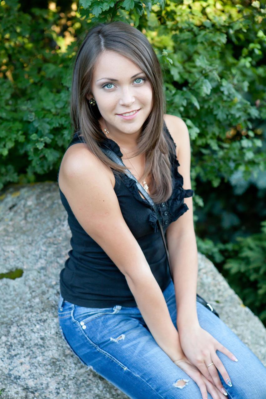 20P Die glamouröse Teenagerin Sophia E zieht sich aus und enthüllt ihren heißen Körper mit braunen Streifen