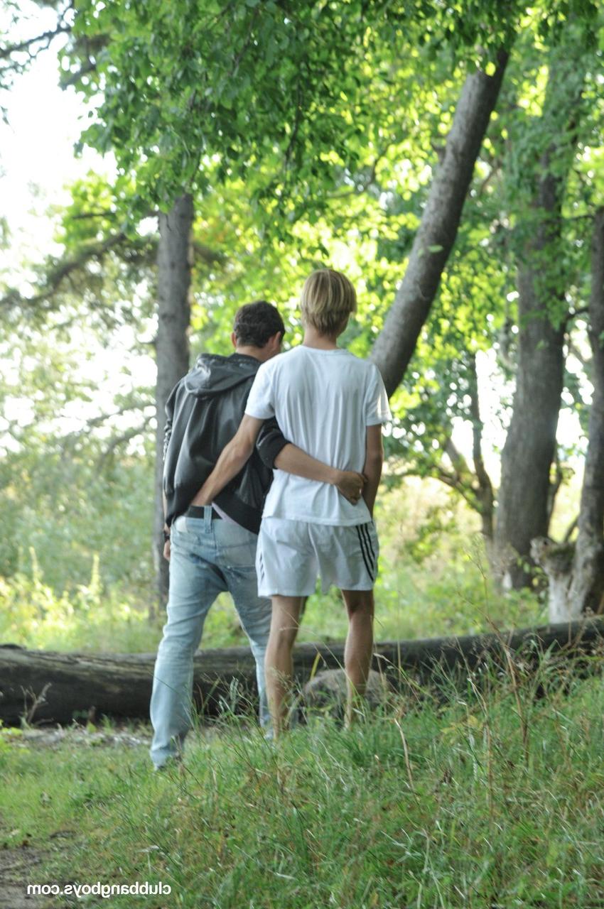 20P Jovencitos apasionados teniendo sexo anal a pelo en un trío al aire libre