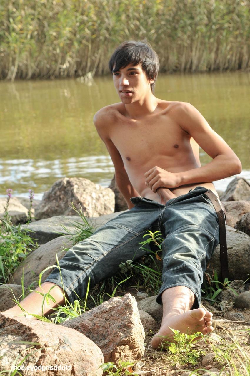 20P Jovencitos apasionados teniendo sexo anal a pelo en un trío al aire libre
