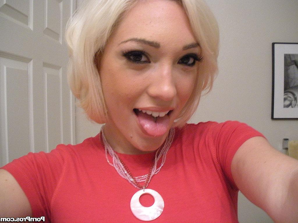 16P A ex-namorada loira platinada Lily Labeau tira selfies nuas no espelho do banheiro