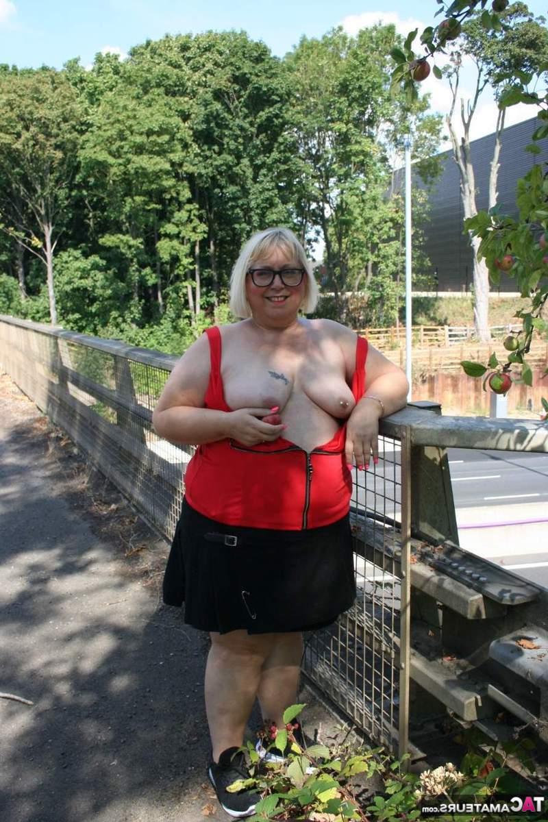 16P Die fette Britin Lexie Cummings zeigt ihren großen Arsch und ihre Muschi auf einer Fußgängerbrücke