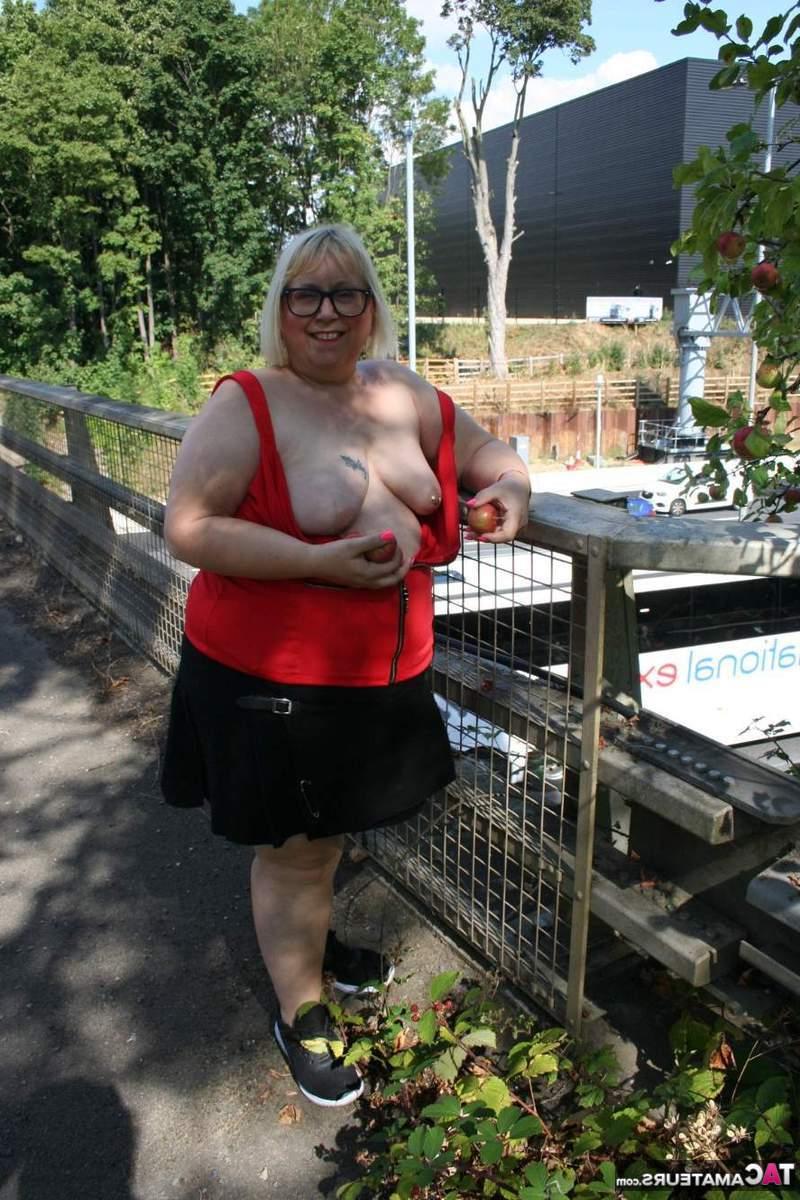 16P Die fette Britin Lexie Cummings zeigt ihren großen Arsch und ihre Muschi auf einer Fußgängerbrücke