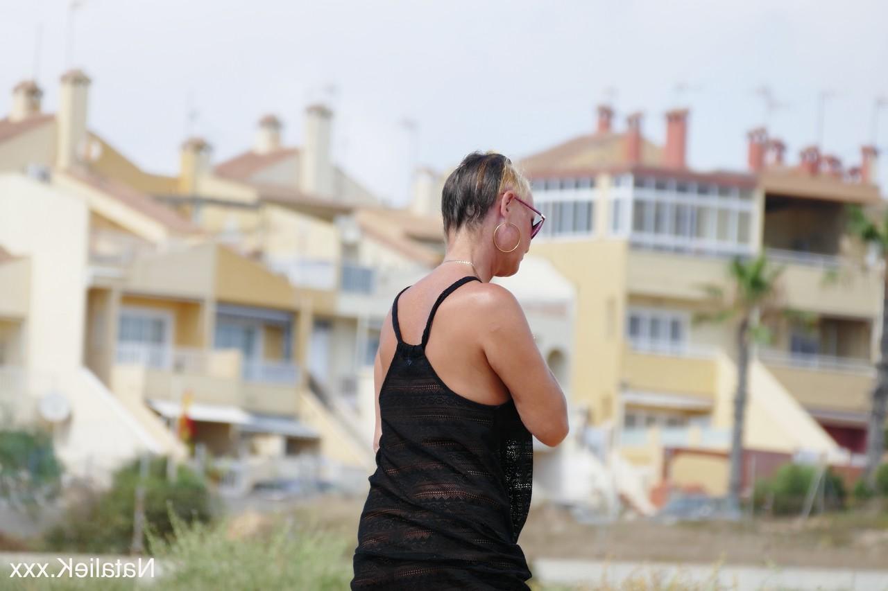 15P Esposa loira Natalie K posando com seu vestido preto e tirando a roupa na praia