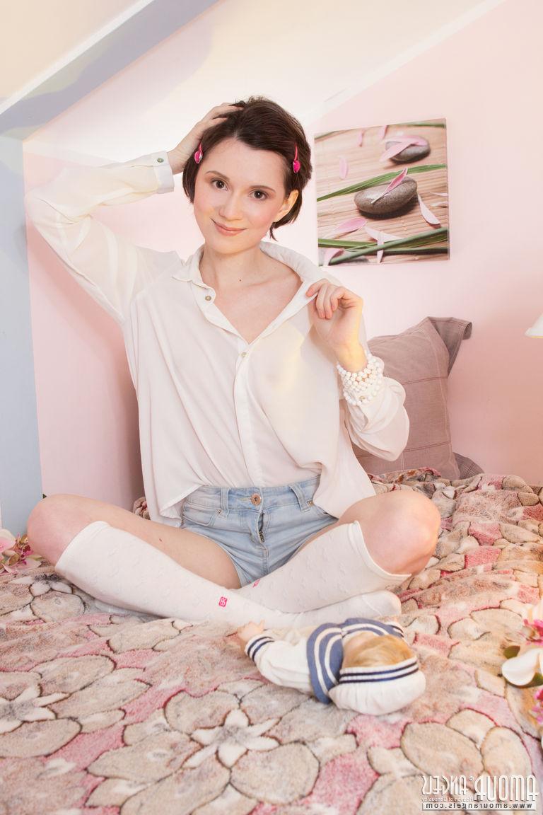 20P Jeune brune aux cheveux courts et aux petits seins pose nue en chaussettes.