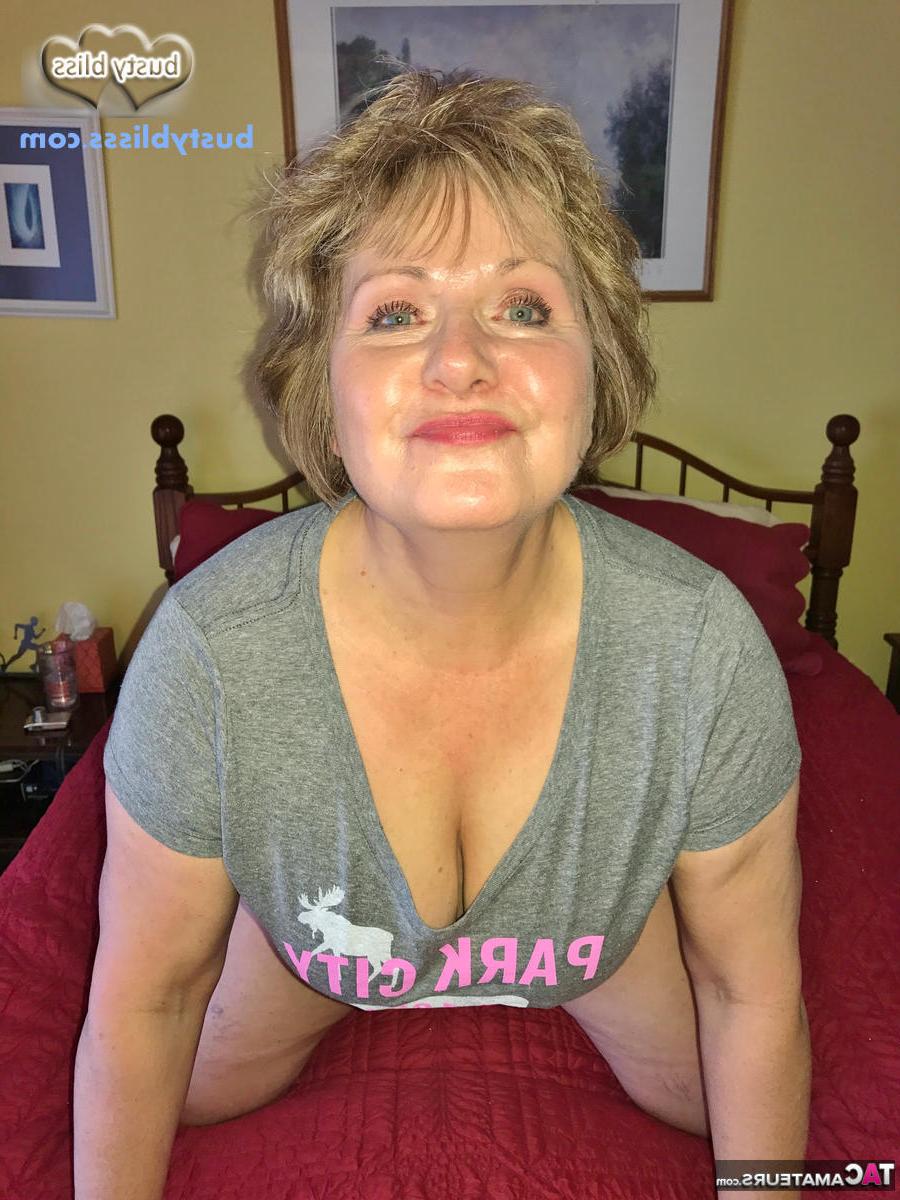 16P A senhora madura Busty Bliss mostra seus seios naturais ao ar livre e dentro também