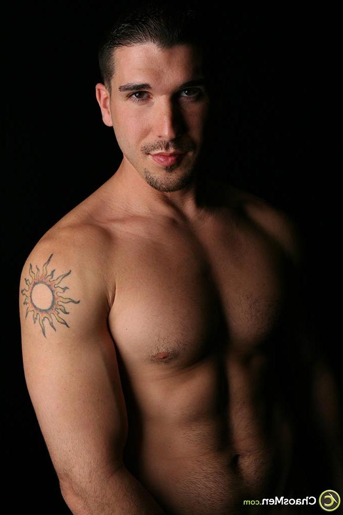 20P La brune gay musclée Dante perd ses vêtements et montre sa grosse bite poilue