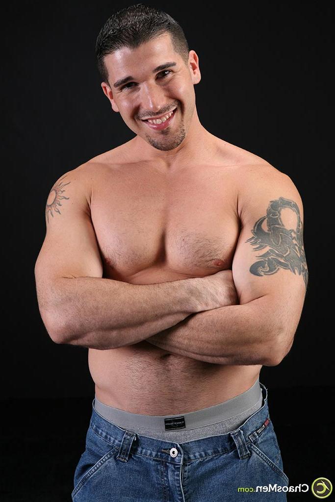 20P La brune gay musclée Dante perd ses vêtements et montre sa grosse bite poilue