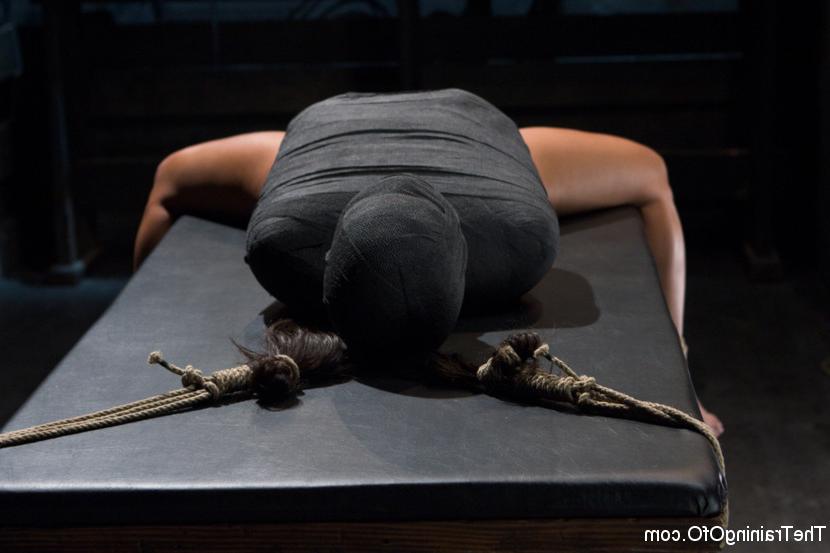12P Une fille asiatique se masturbe en bondage jusqu'à ce qu'elle jouisse