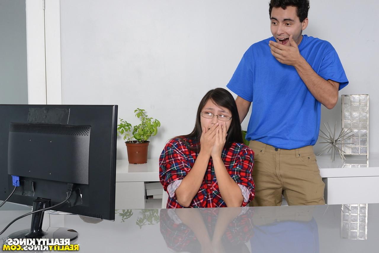 16P Adolescente asiática fofa com óculos é pega assistindo pornografia em seu PC