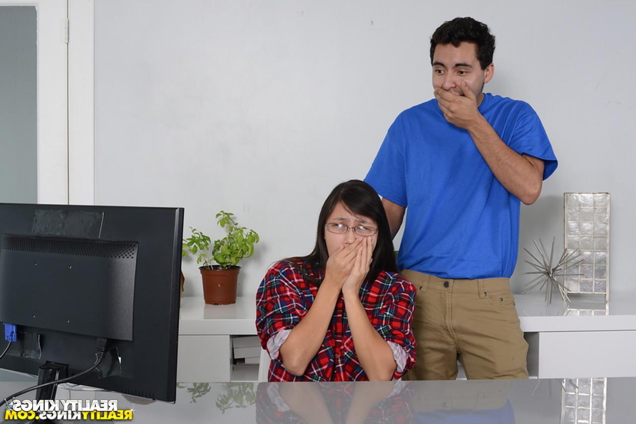 16P Adolescente asiática fofa com óculos é pega assistindo pornografia em seu PC