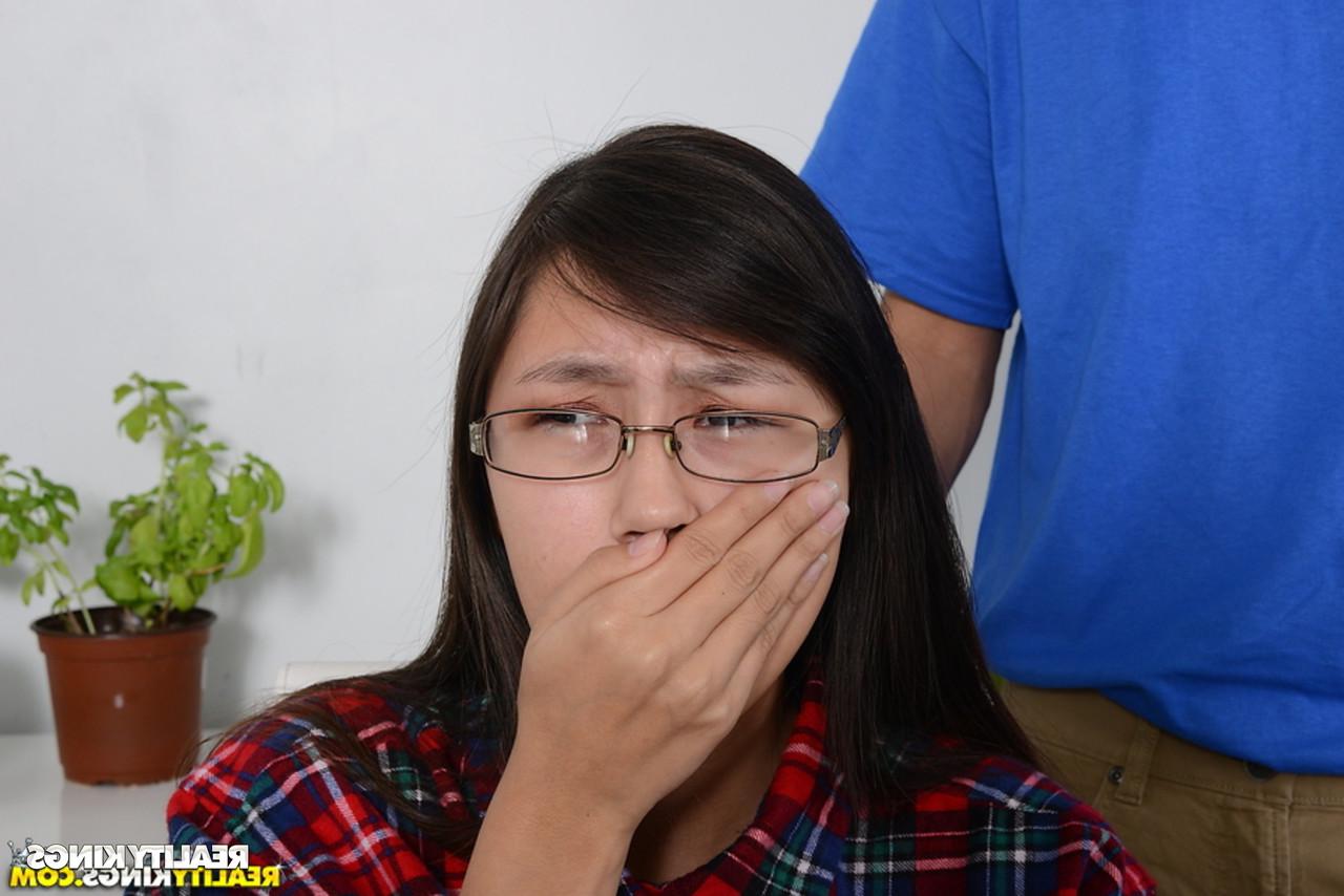 16P Adolescente asiática fofa com óculos é pega assistindo pornografia em seu PC