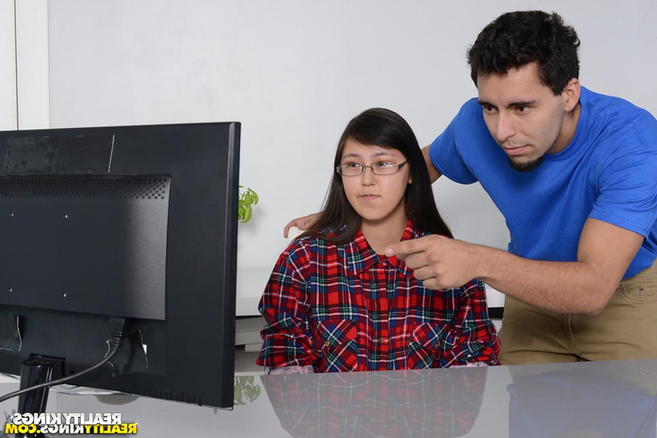 16P Adolescente asiática fofa com óculos é pega assistindo pornografia em seu PC