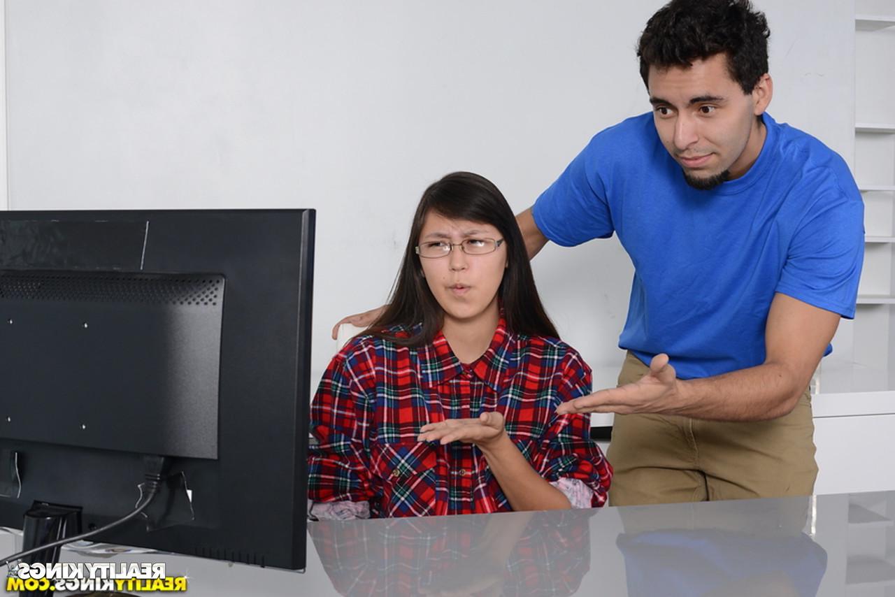 16P Adolescente asiática fofa com óculos é pega assistindo pornografia em seu PC