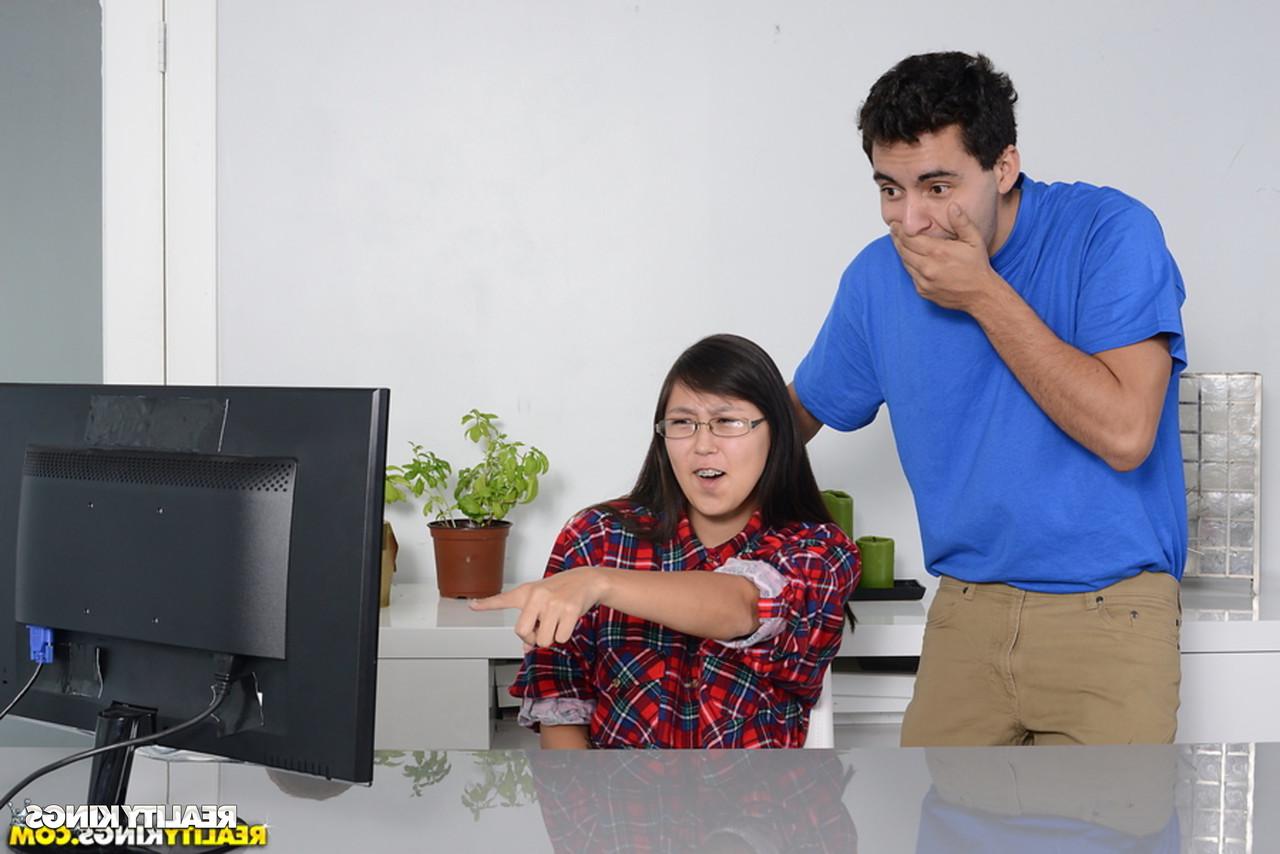 16P Adolescente asiática fofa com óculos é pega assistindo pornografia em seu PC