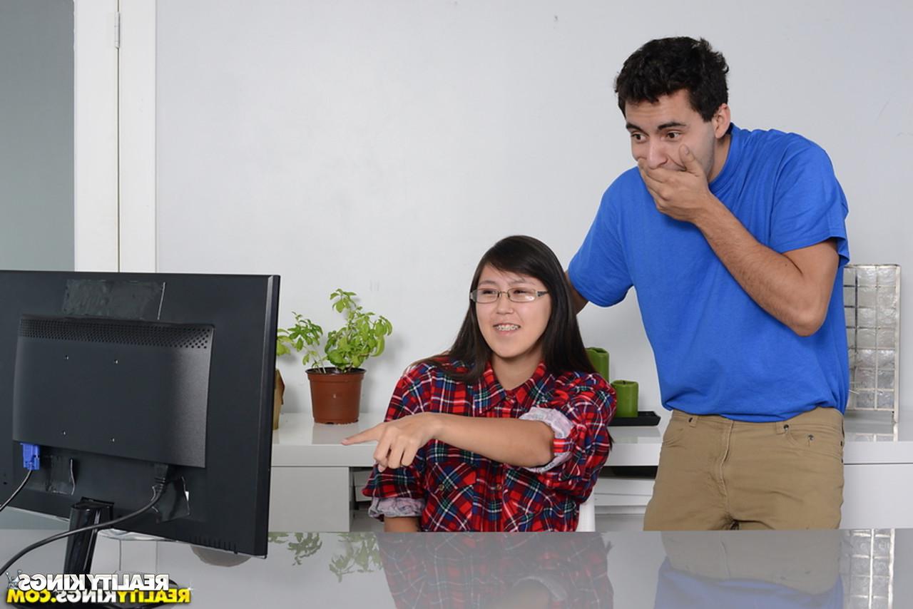 16P Adolescente asiática fofa com óculos é pega assistindo pornografia em seu PC