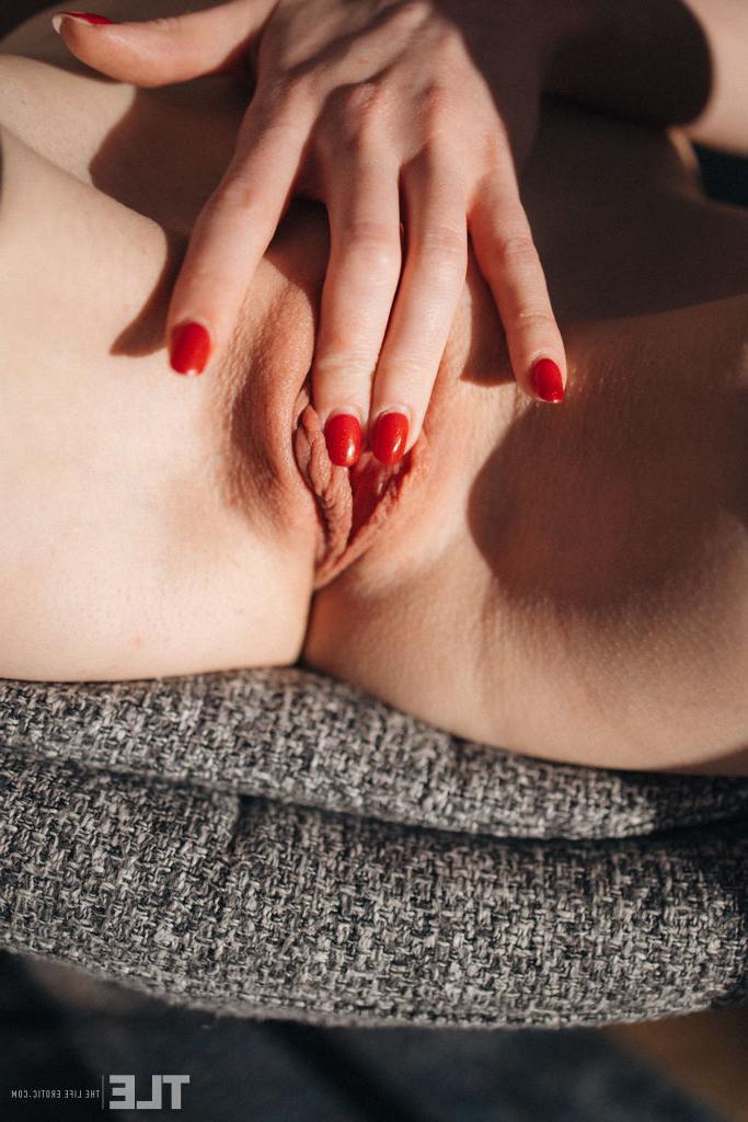 16P A garota excitada Samantha Rouge se masturba com um brinquedo sexual em meias pretas de látex
