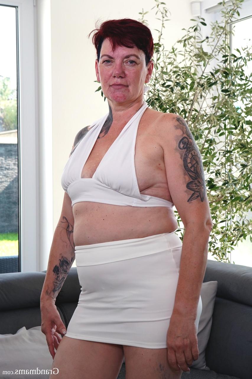 20P La grand-mère potelée Gia Red montre ses seins et se masturbe avec un gode.