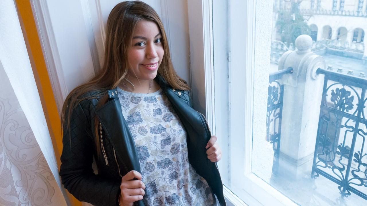 17P La chica solitaria Katja Vasques da placer a su coño con una colección de juguetes sexuales