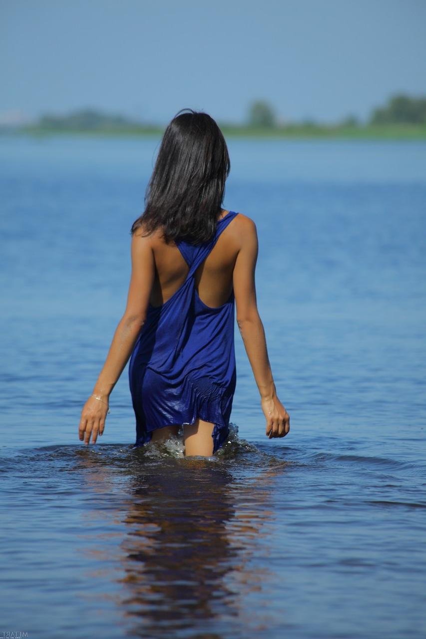 20P A exótica gata adolescente Halina A tira a roupa e mostra seu corpo bronzeado na praia