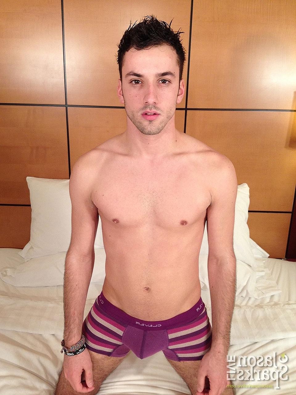 20P Os gays travessos Aiden Woods e Lucas Owens se despem e fodem forte na cama
