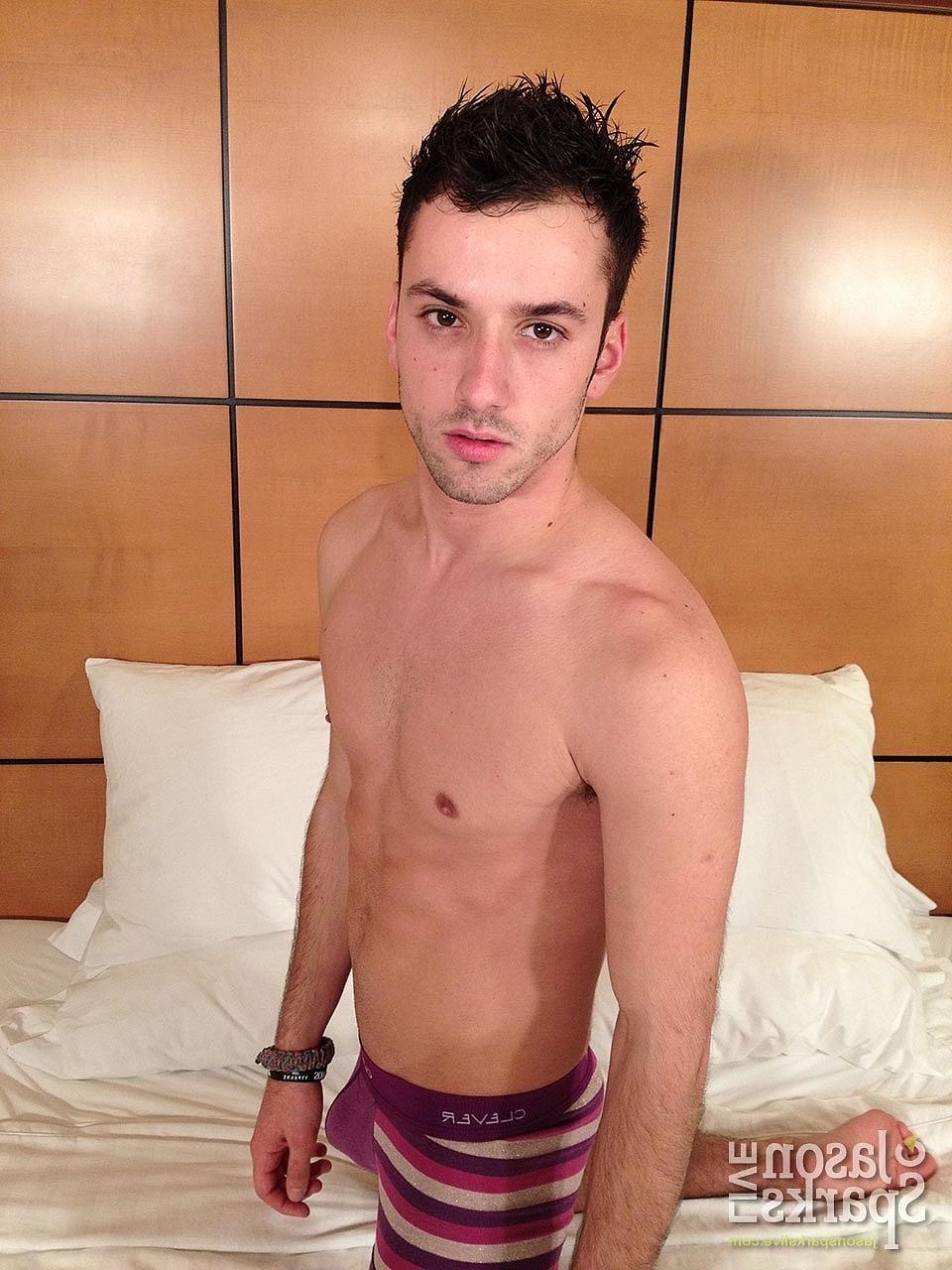 20P Os gays travessos Aiden Woods e Lucas Owens se despem e fodem forte na cama