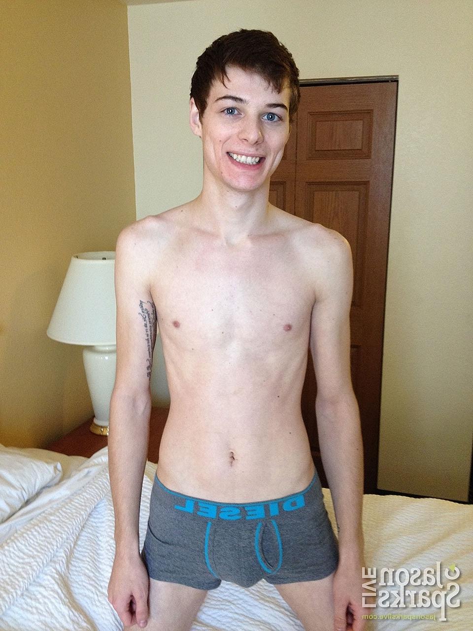 20P Os gays travessos Aiden Woods e Lucas Owens se despem e fodem forte na cama