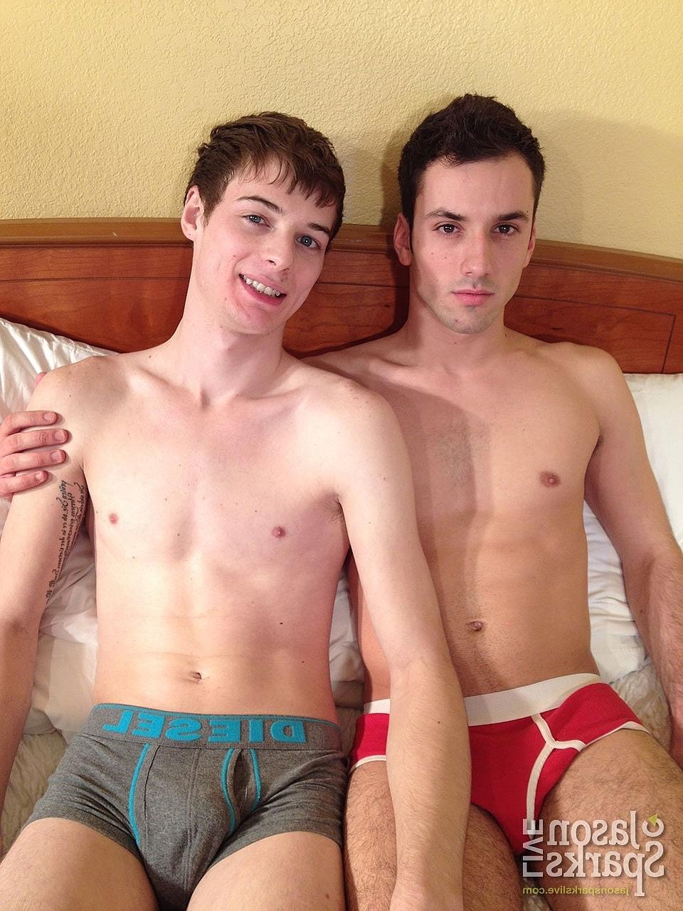 20P Os gays travessos Aiden Woods e Lucas Owens se despem e fodem forte na cama