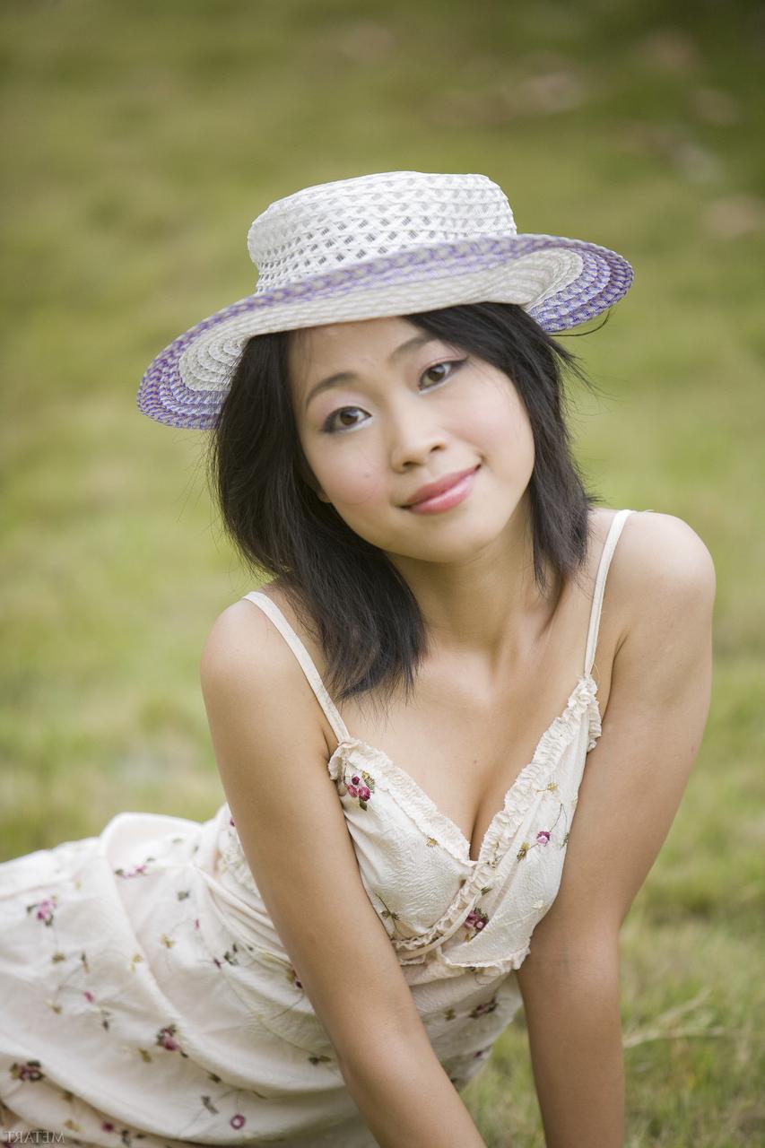 20P La linda asiática Abbie Chan se desnuda hasta los talones y posa en el patio trasero