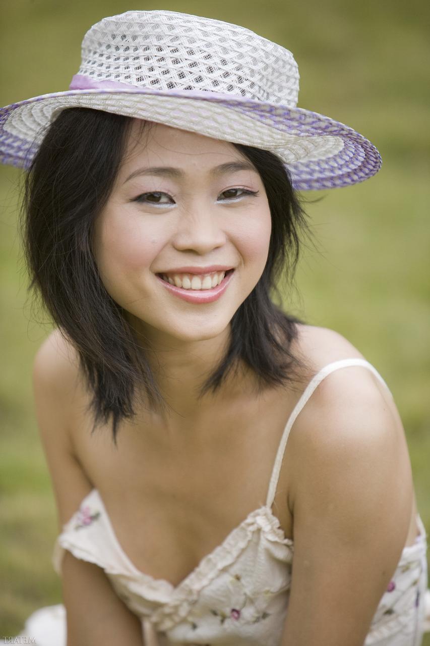 20P La linda asiática Abbie Chan se desnuda hasta los talones y posa en el patio trasero