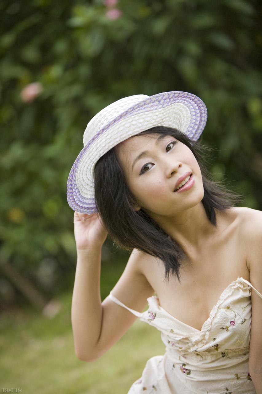 20P La linda asiática Abbie Chan se desnuda hasta los talones y posa en el patio trasero