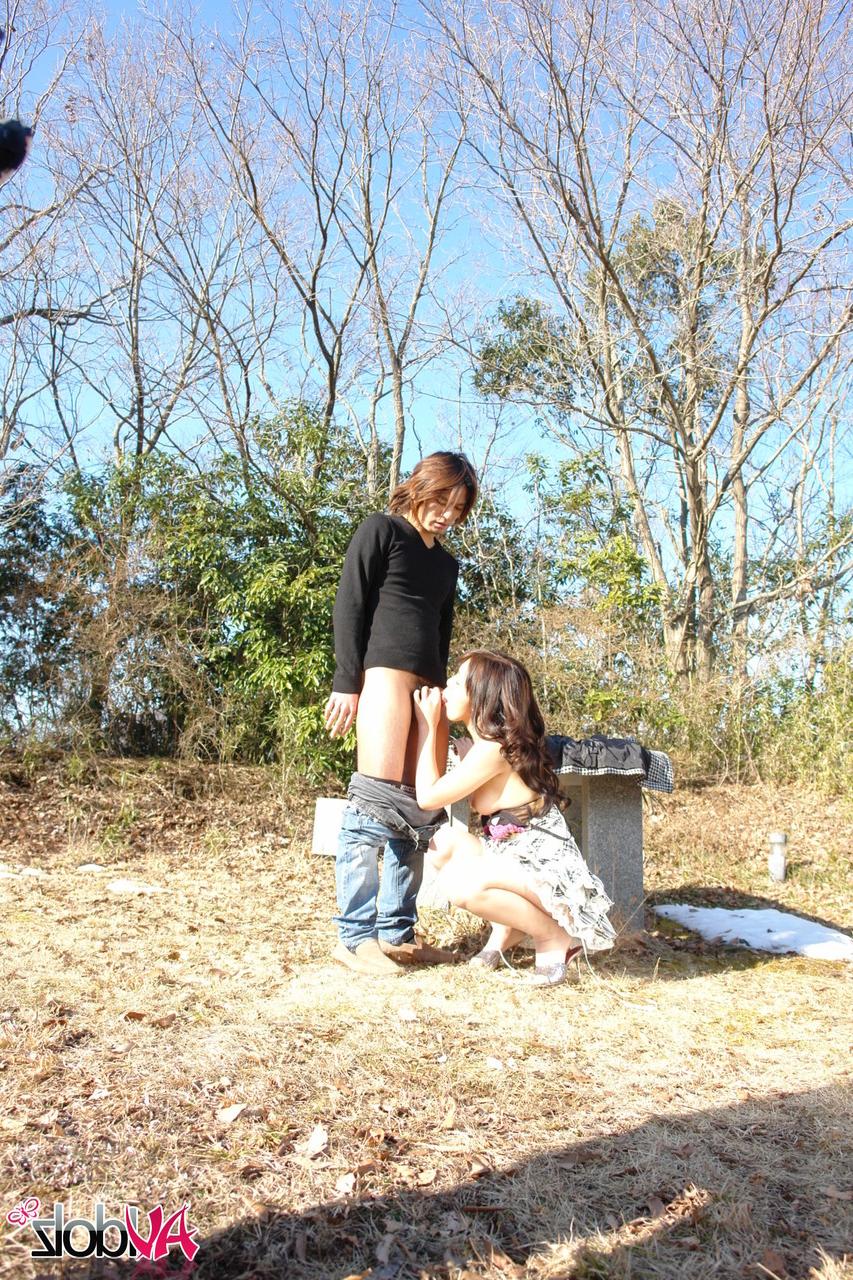 20P A bela japonesa Saki Ogasawara é fodida com os dedos e fodida no parque