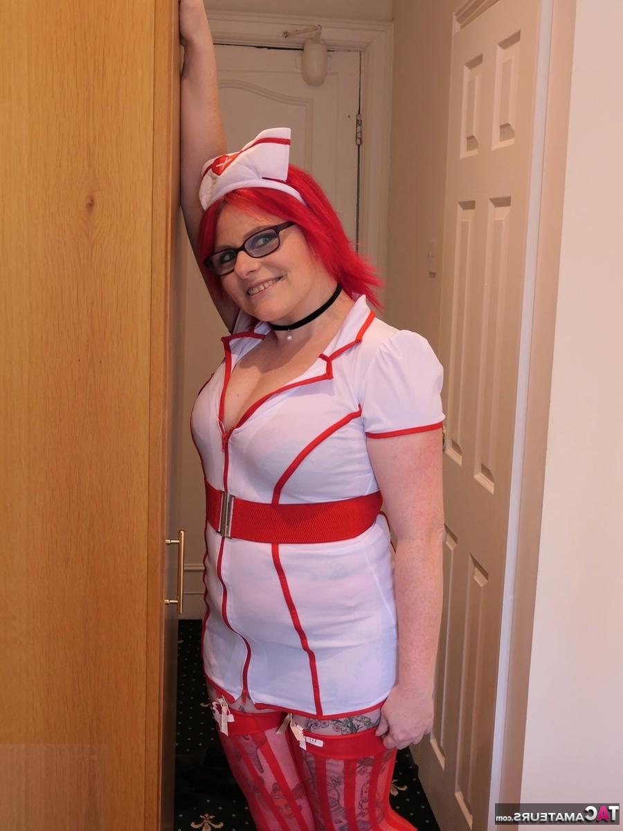 16P Die britische Krankenschwester Mollie Foxxx zeigt ihre rasierte Muschi, während sie sexy Nylons trägt