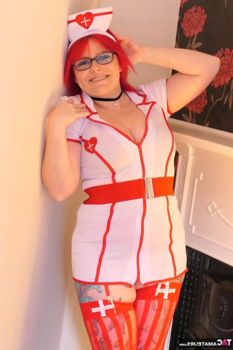 16P Die britische Krankenschwester Mollie Foxxx zeigt ihre rasierte Muschi, während sie sexy Nylons trägt