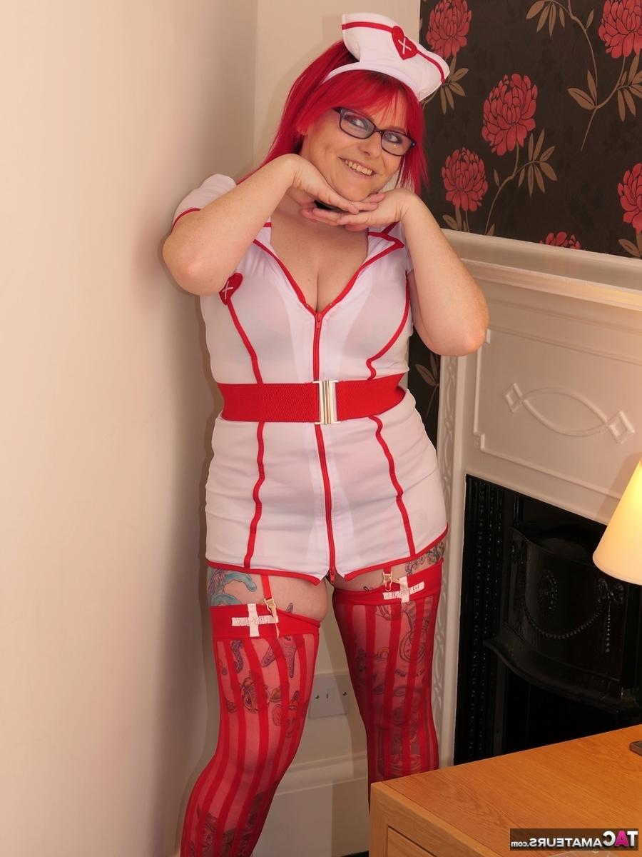 16P Die britische Krankenschwester Mollie Foxxx zeigt ihre rasierte Muschi, während sie sexy Nylons trägt