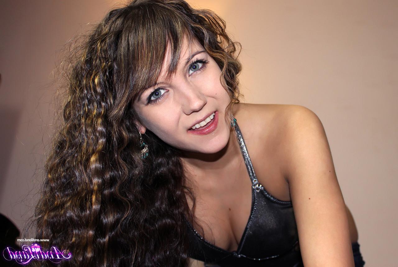15P Menina adolescente com cabelo crespo Andi Land revela seus peitos pequenos e fenda apertada