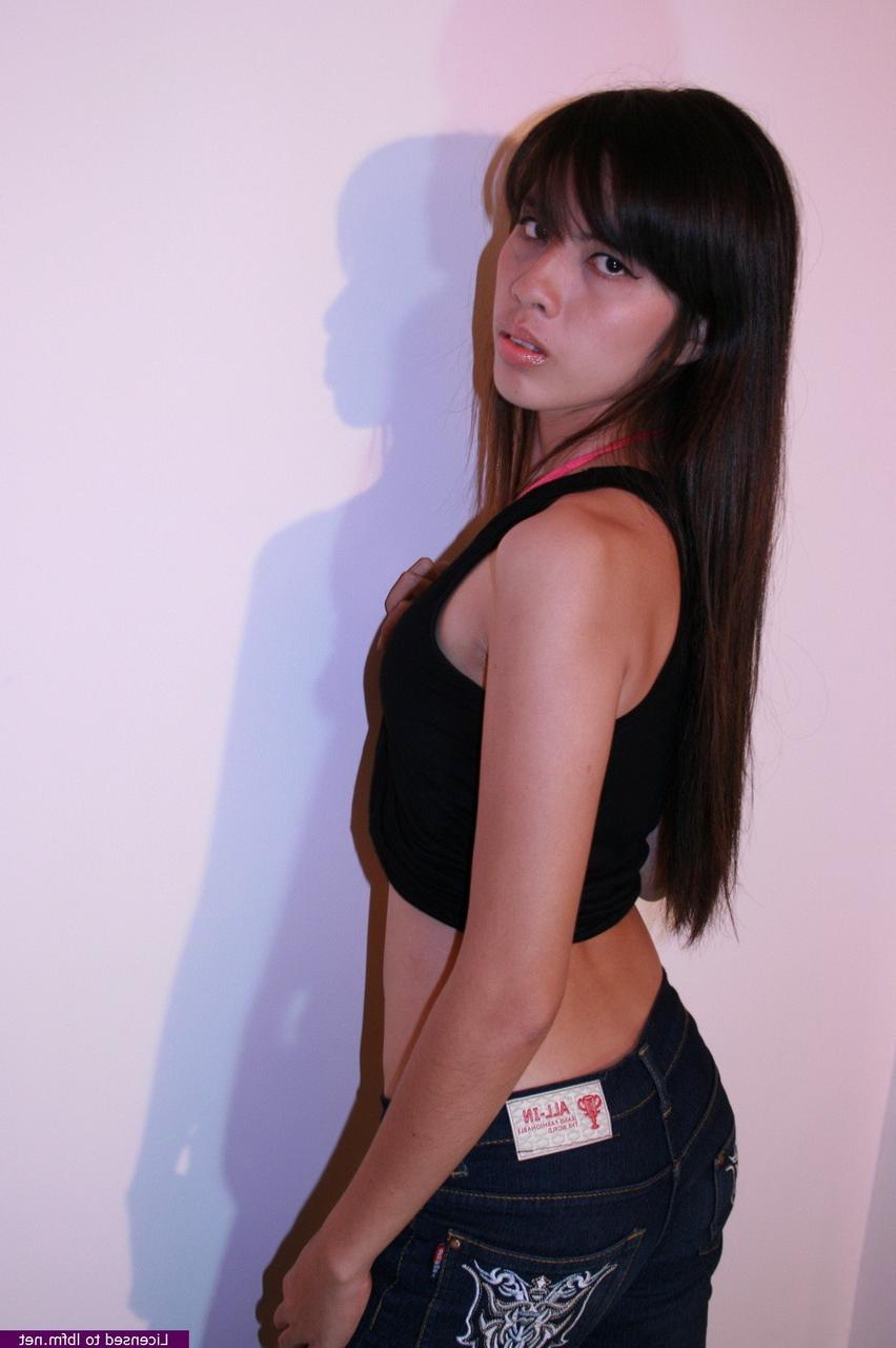 12P Une jeune asiatique révèle sa poitrine plate et ses fesses serrées alors qu'elle fait ses débuts nus.