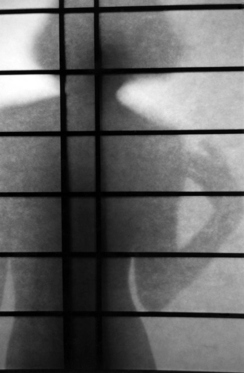 20P Gata asiática mostra seu corpo pequeno e seus peitos minúsculos em uma cena em preto e branco